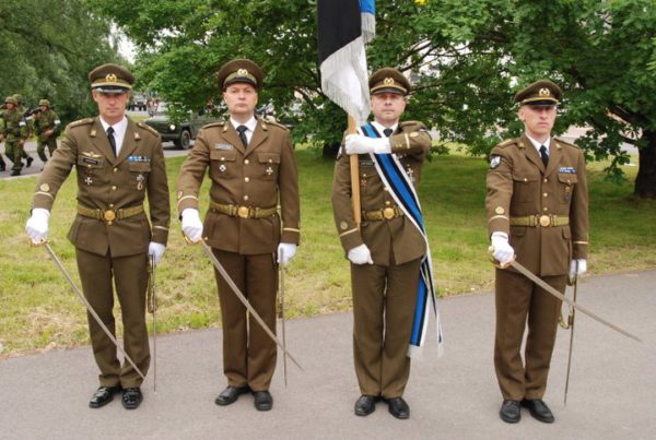 Eesti-Reservohvitseride-Kogu-annetas-pidulikul-rivistusel-kaitseväe-ühendatud-õppeasutustele-lipu_Foto_Eesti-Reservohvitseride-Kogu.jpg
