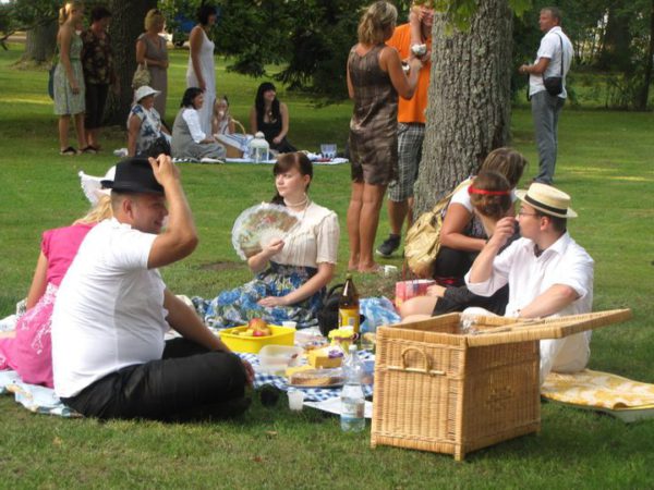 Augustiunetuse-festival-tõi-Pärnu-tänavatele-tuhanded-inimesed.jpg