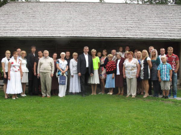 Viljandi-maavanem-tunnustas-kodukaunistamise-konkursil-osalenuid.jpg