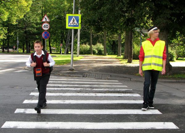 Politsei-ja-Maanteeamet-jagavad-jalakäijatele-22-000-helkurit.jpg