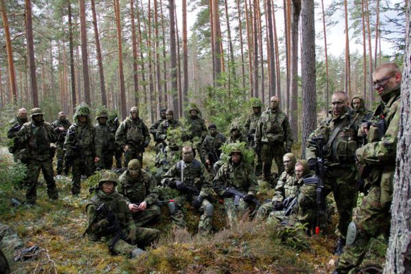 Tüdrukutest-saavad-sõdurid-ja-poistest-õed.jpg