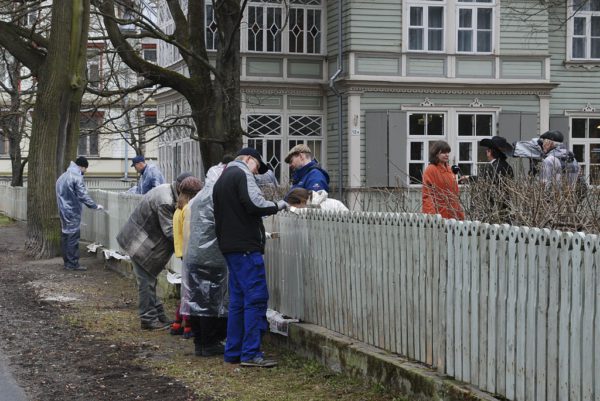 Tammsaare-muuseumi-aiavärvimise-talgud-2013_foto-Sven-Puusepp.jpg