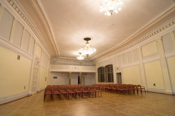 Valge-saal.-Vaade-akende-poolt.-Foto-Indrek-Arula.jpg