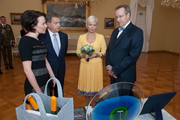 Eesti-presidendipaar-kinkis-Soome-esipaarile-Kaljo-Põllu-graafikatöö2.jpg