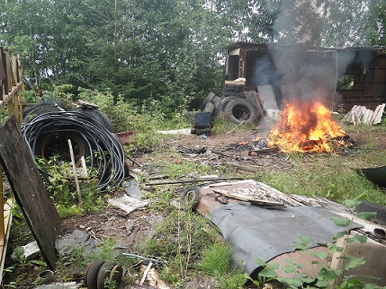 Pärijad-Tartumaal-prügi-põletamas-Foto-Annika-Osja.jpg
