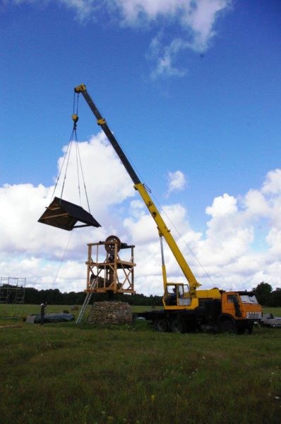 Ilaste-tuuliku-karkassile-tõstmine.jpg