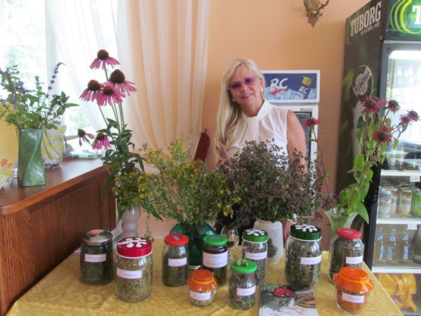 Marika-Tuus-Laul-kohvikus.jpg
