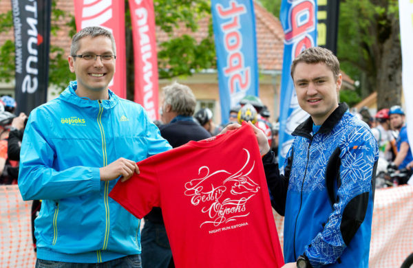 Ööjooksu-meeskonna-liige-Marko-Torm-üle-andmas-sümboolselt.jpg