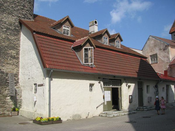 Kodulinna_Maja_Kuldjala_torni_külje_all_23._juuli_2011.jpg