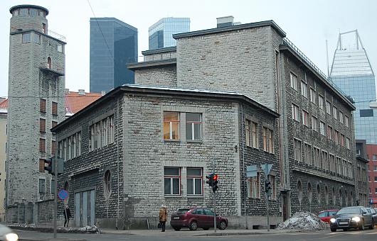 Tuletõrjetornis-avatakse-August-Künnapu-maalinäitus-Tuletõrjujad-ja-teised.jpg