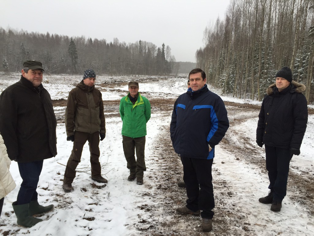 Keskkonnaminsteeriumi kantsler Andres Talijärv (vasakul) ja keskkonnaminister Mati Raidma (paremalt teine) kohtusid Eesti-Vene kontrolljoone metsatöödel ka eramaaomanikega. Foto: Keskkonnaministeerium