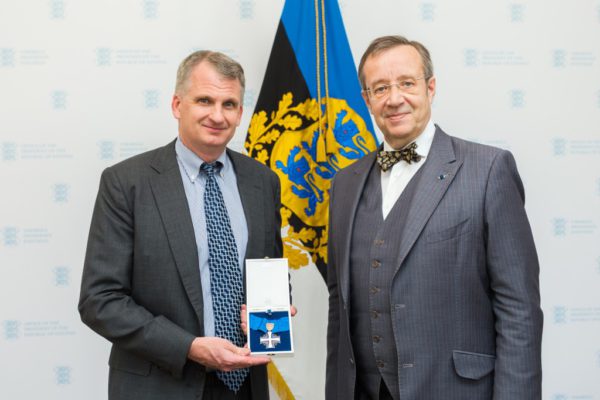 President-Ilves-andis-professor-Timothy-Snyderile-üle-Maarjamaa-Risti-teenetemärgi.jpg