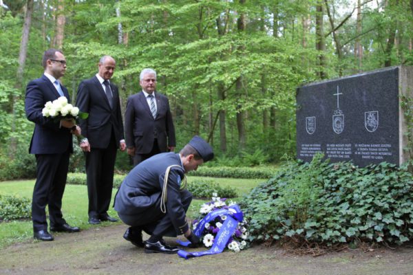 Vabariigi-President-saatis-pärja-Balti-riikide-sõjapõgenike-mälestuseks-Geesthachti-kalmistule.jpg