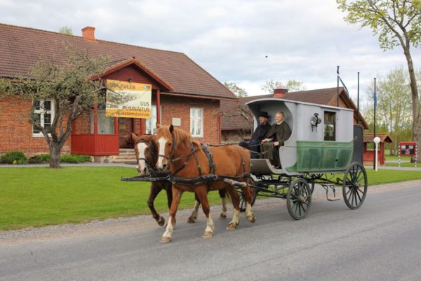 Maanteemuuseum-õpetab-hobusega-teed-tegema.jpg