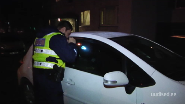 Politsei-otsis-magalarajooni-autodest-väärtasju.png
