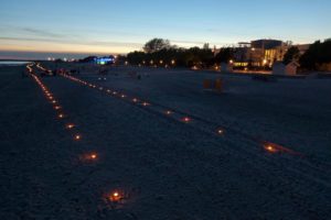 18. mail süüdati ligi 60 Pärnumaa turismitöötaja poolt Pärnu rannas kilomeetrine küünaldest lennurada, et pöörata tähelepanu lennujaama renoveerimise vajadusele 