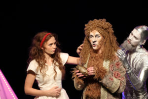 „Võlur Ozi“ tegelased Dorothy (Adeele Sepp), Lõvi (Aarne Soro) ja Plekkmees (Karl Robert Saaremäe) Foto:Heigo Teder