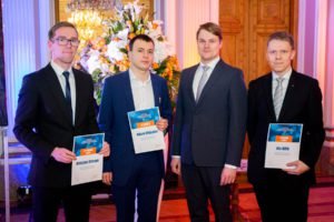 Konkursi võitjad ja Maailma Energeetikanõukogu Eesti rahvuskomitee peasekretär Mihkel Härm
