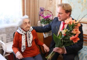 107-aastast Maria Kolki õnnitleb Võru linnapea Anti Allas