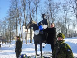 Viljandi-maavanem-Lembit-Kruuse-sidumas-Johan-Laidoneri-monumendi-külge-rõõmu-väljendavaid-Eesti-lipu-värvides-õhupalle.jpg