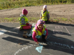 Pärnu-lasteaedade-lapsed-joonistasid-täna-avatava-tee-häid-soove-täis.jpg