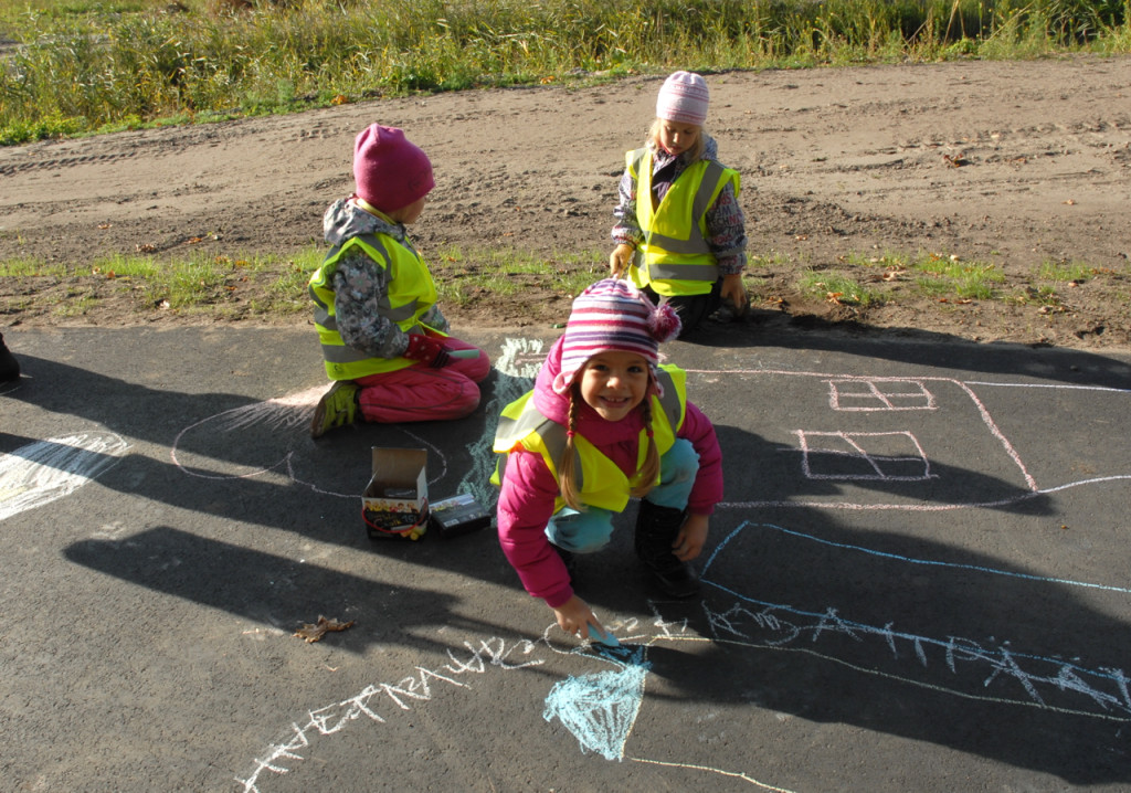 Pärnu lasteaedade lapsed joonistasid täna avatava tee häid soove täis
