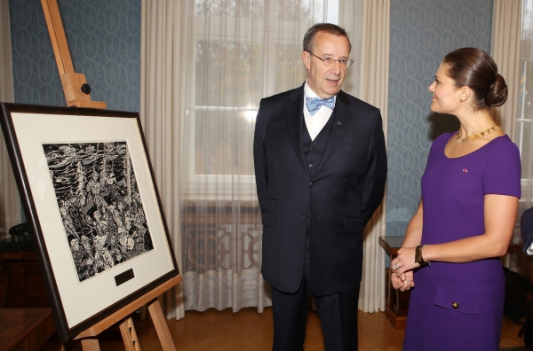 Eesti riigipea kinkis Rootsi kroonprintsessile kunstnik Endel Kõksi paadipõgenikke kujutava teose