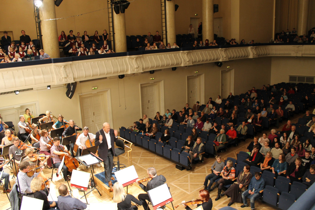 Reedel kõlavad Estonia kontserdisaalis Steinway helid Kalle Randalu soleerimisel