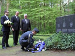 Vabariigi-President-saatis-pärja-Balti-riikide-sõjapõgenike-mälestuseks-Geesthachti-kalmistule.jpg