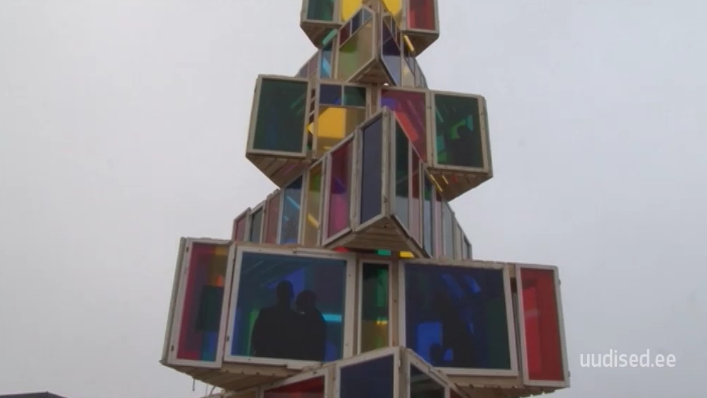 JULGELT TEISTMOODI! Rakveres püstitatakse sel aastal 12-meetri kõrgune akendest valmistatud jõulukuusk
