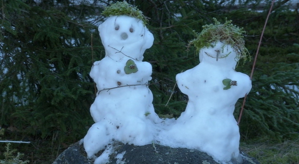 VAHVA! Külastajad on Tuhala nõiakaevu kõrvale rajanud lõbusate lumememmede väljaku