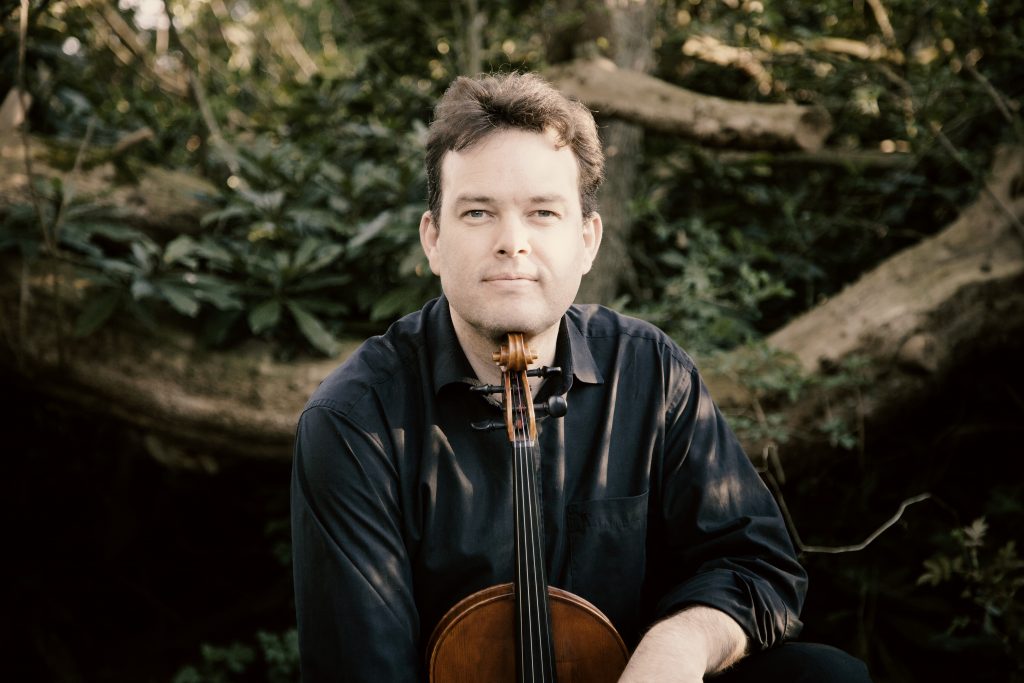 Eesti Muusika- ja Teatriakadeemias esineb tunnustatud vioolamängija ja ülemhelilaulja Gareth Lubbet Saksamaalt