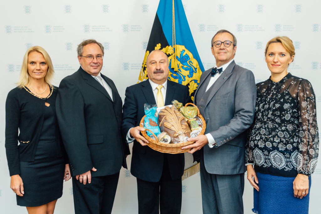 Eesti Leivaliit kinkis presidendipaarile leivanädala puhul uudseleiva
