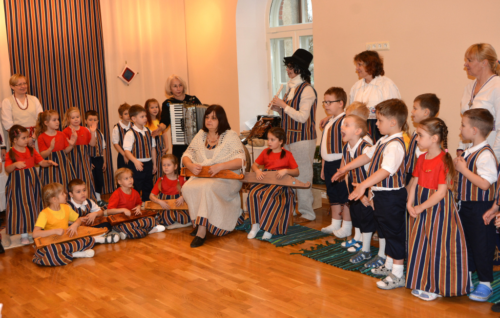Galerii! Üle saja Eesti lapse sai kadripäeval uued rahvarõivad