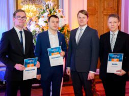 Konkursi võitjad ja Maailma Energeetikanõukogu Eesti rahvuskomitee peasekretär Mihkel Härm