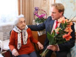 107-aastast Maria Kolki õnnitleb Võru linnapea Anti Allas