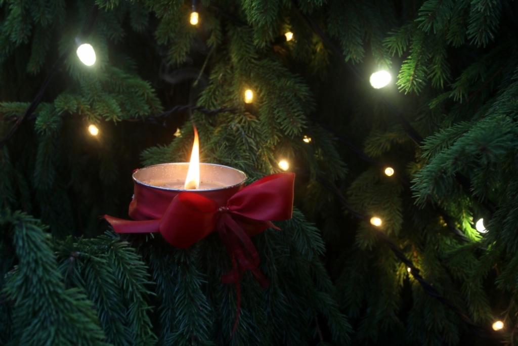 Püha aeg on käes! Pühapäeval süüdatakse Raekoja jõulupuul advendiküünal