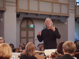 Tõnu Kaljuste ja Tallinna Kammerorkester foto Kristian Kruuser