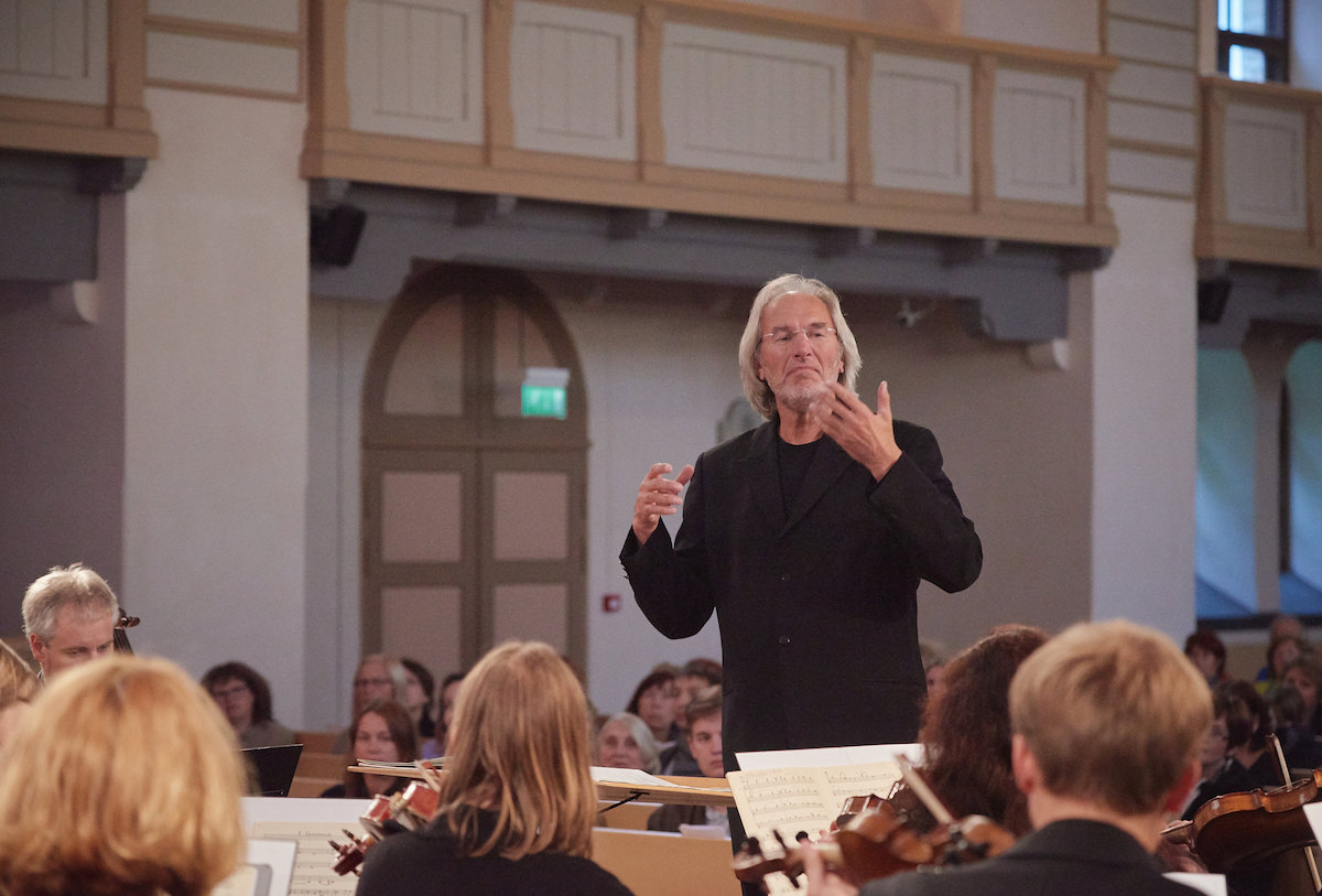 Tallinna Kammerorkester annab kontserdi koos dirigendi Tõnu Kaljustega