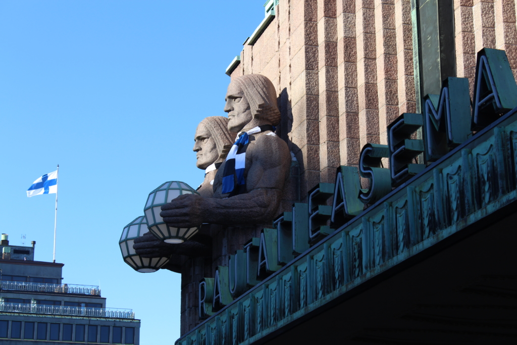EV100! Helsingi kesklinna skulptuure soojendavad sinimustvalged sallid