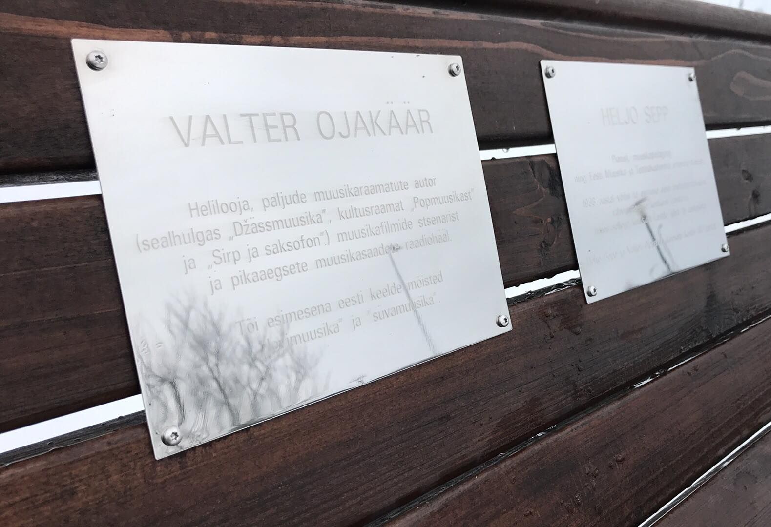 Pirita kloostri ette paigaldati Heljo Sepa ja Valter Ojakääru auks mälestuspink
