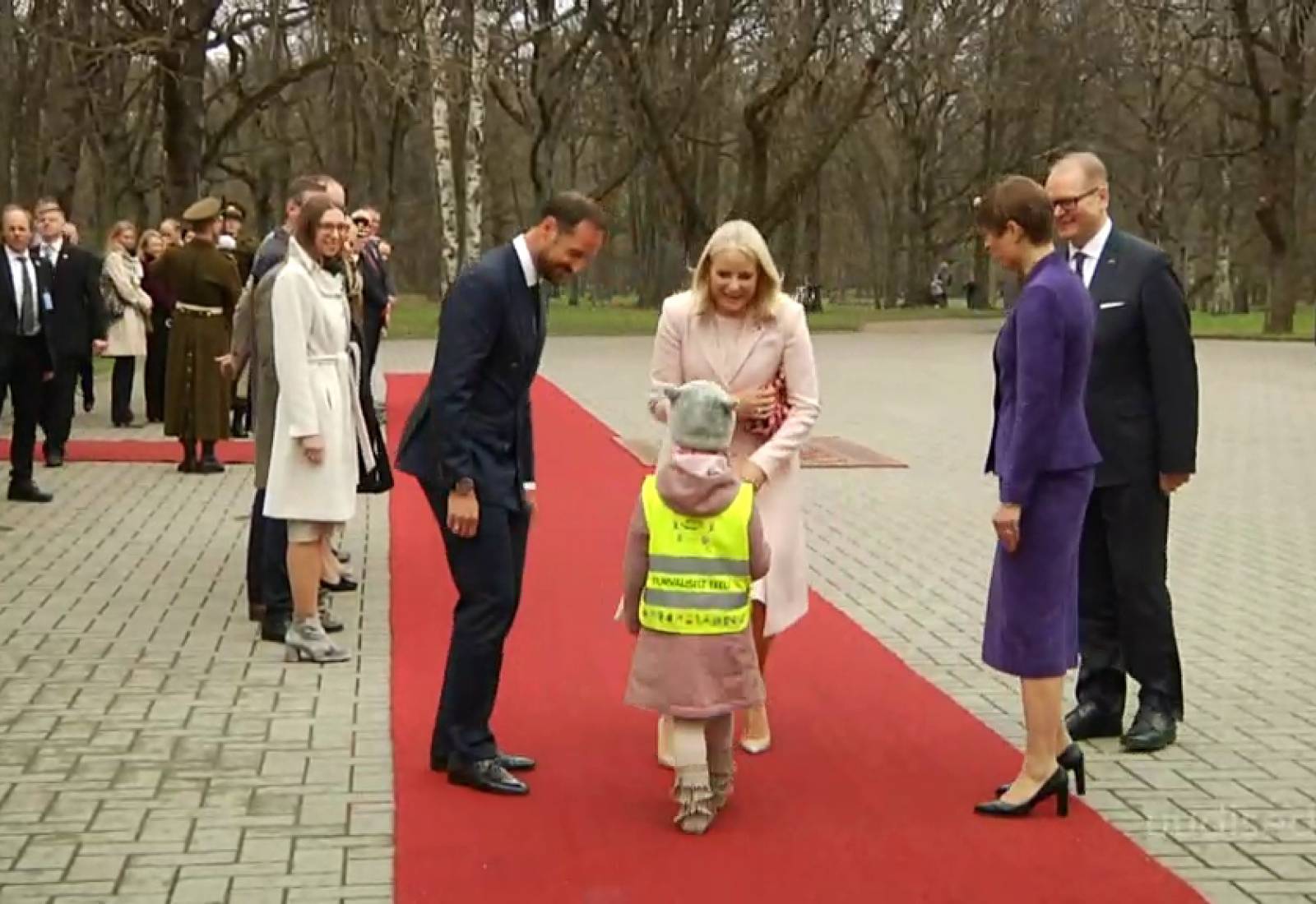 VIDEO! Suure unistuste täitumine: pisike printsess kohtus päris printsessiga