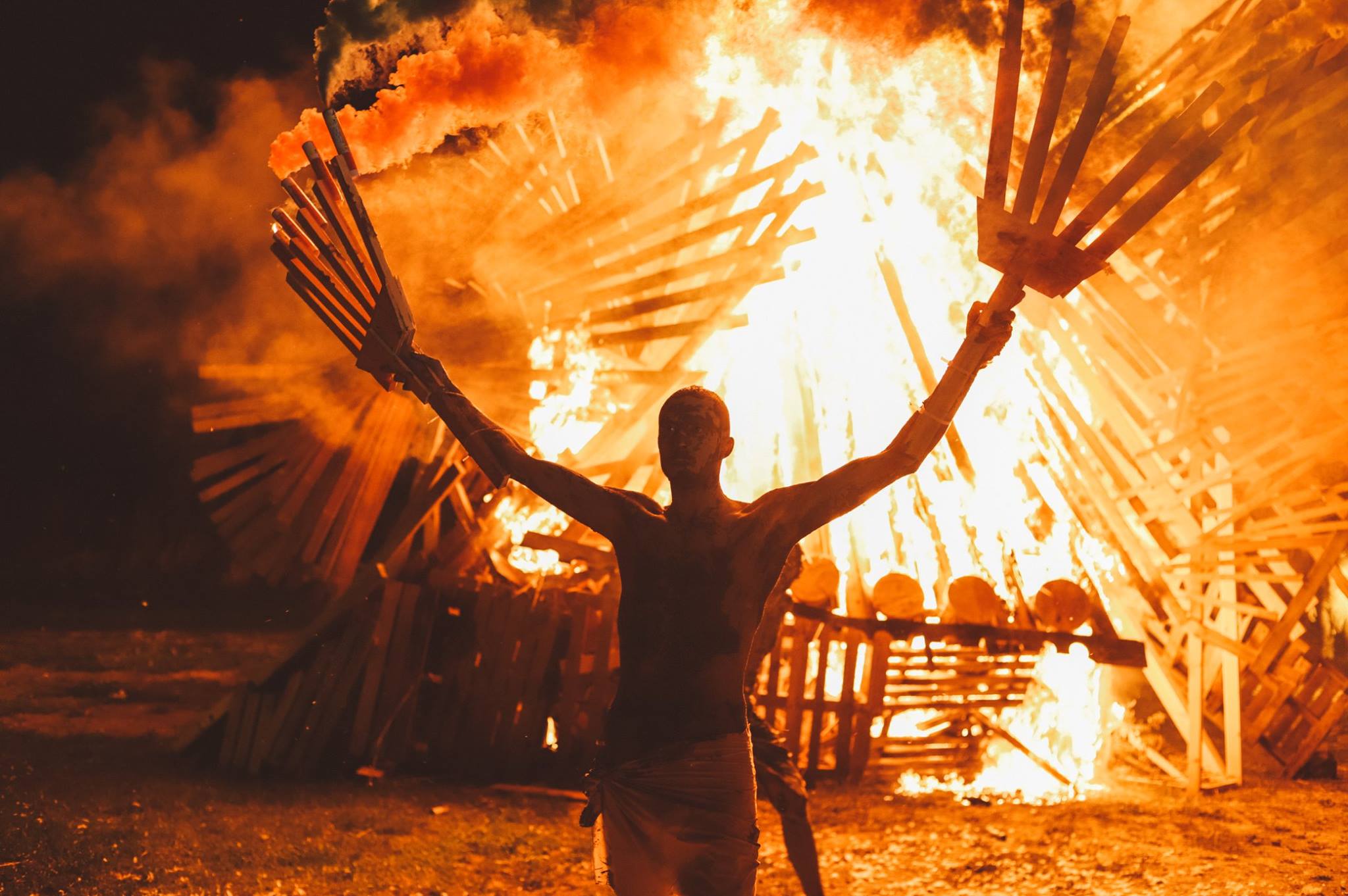 FOTOD! Non Grata põletas Saaremaal rituaali käigus hiigelfööniksi