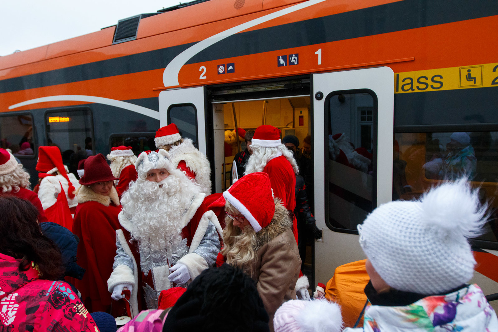 Jõuluvanad sõidavad rongiga tasuta
