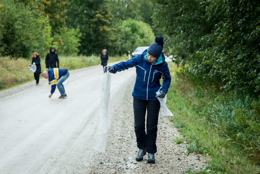 President Kersti Kaljulaid pärast Tartu Rattamaratoni rajapervede koristamist: peaksime olema kenad ka meie ilusa looduse vastu!