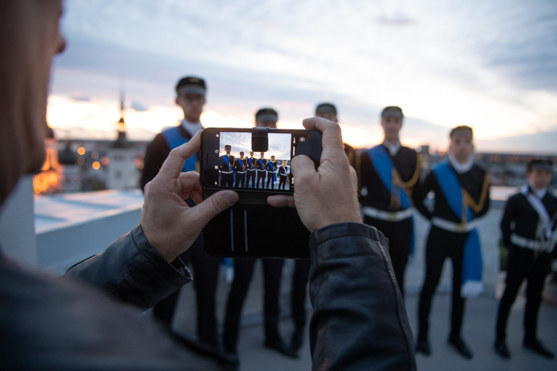 Tallinna 21. kooli õpilased Eesti vastupanuvõitlemise päeva auks Pika Hermanni torni sinimustvalge lipu heiskamise toimkonnas3
