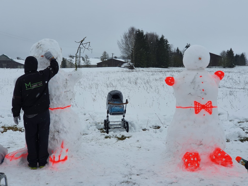 FOTOD I TÄIEGA VÄGEV! Järvamaal ehitatakse sadu lumememmesid