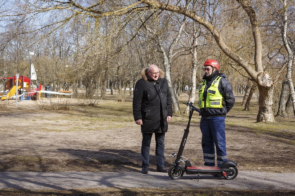 FOTOD I Põhja-Tallinna pargivahid muutuvad mobiilsemaks tänu elektrilistele tõukeratastele