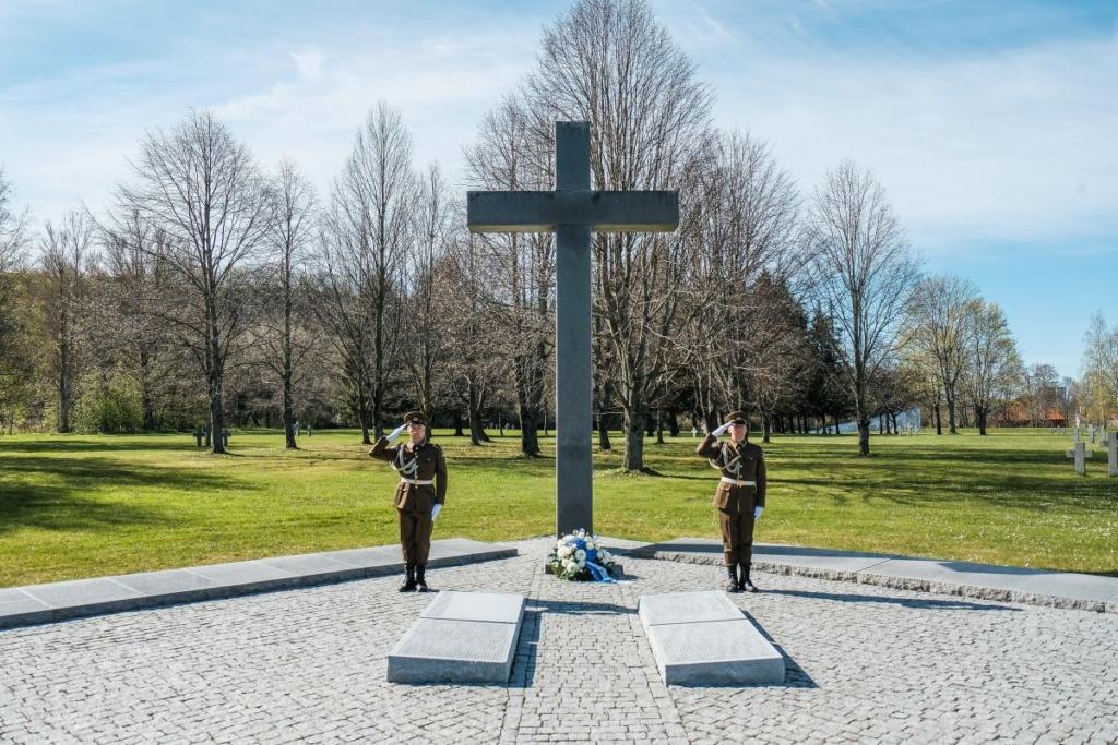 GALERII I President Kaljulaid asetas pärjad II maailmasõjas langenute mälestuseks