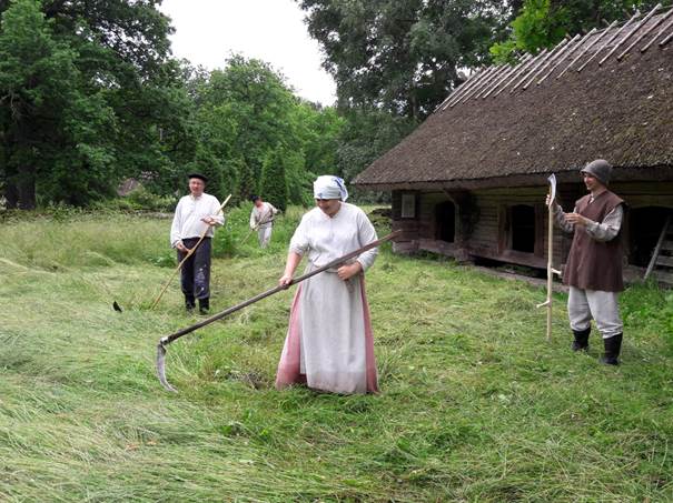 Eesti Vabaõhumuuseum kutsub vikatiga niitmise päevale